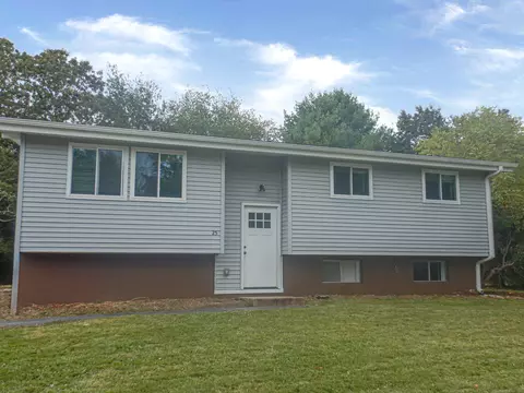 25 Meetinghouse Ln, Ledyard, CT 06339