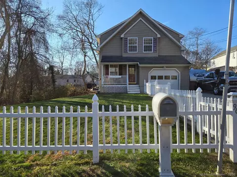 96 S Beechwood Rd, Niantic, CT 06357