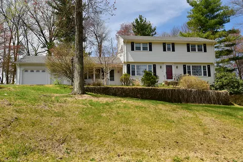 9 Arnold Dr, Bloomfield, CT 06002