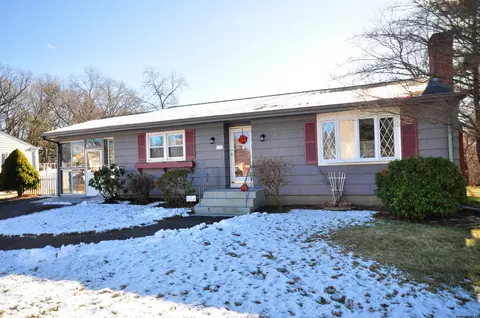 78 Woodhill Rd, Manchester, CT 06042
