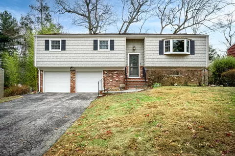 125 Buckingham Dr, Stamford, CT 06902