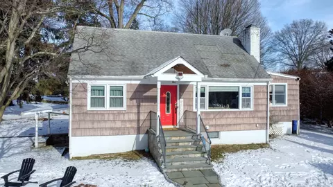 5 Gwendolyn St, Norwalk, CT 06851