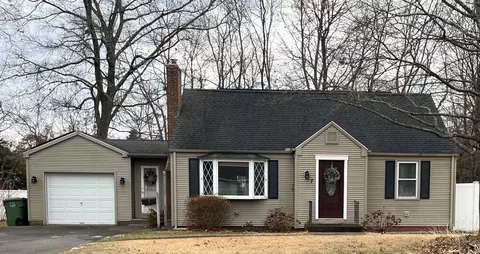 7 Wildwood Rd, Cromwell, CT 06416