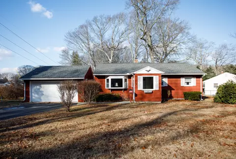 100 Orchard Dr, Montville, CT 06382