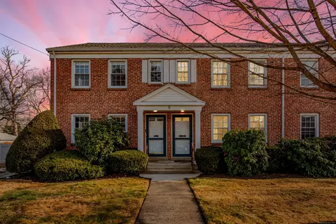 8 Pleasant St #B, West Hartford, CT 06107