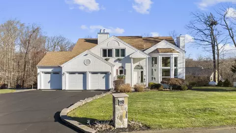 5 Lancelot Way, Hamden, CT 06518