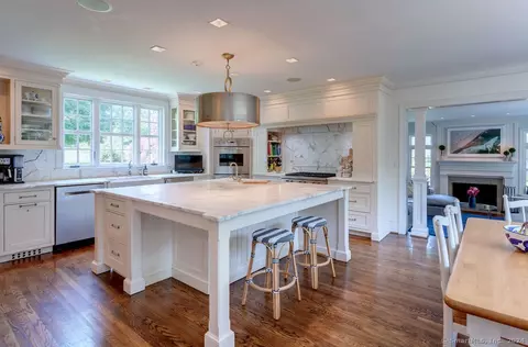 31 Yowago Ave, Branford, CT 06405