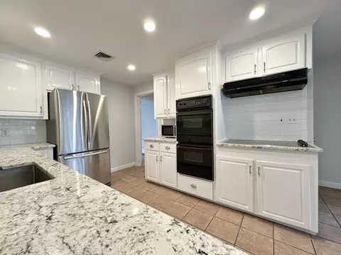 7 Starlight Dr, Norwalk, CT 06851