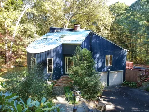 9 New Lebbon Rd, Newtown, CT 06482