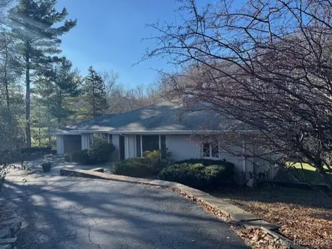 39 Ferncliff Dr, West Hartford, CT 06117