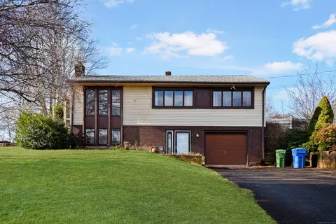15 Winthrop Blvd, Cromwell, CT 06416