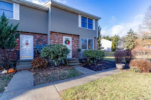 7 Saint Marc Cir #E, South Windsor, CT 06074