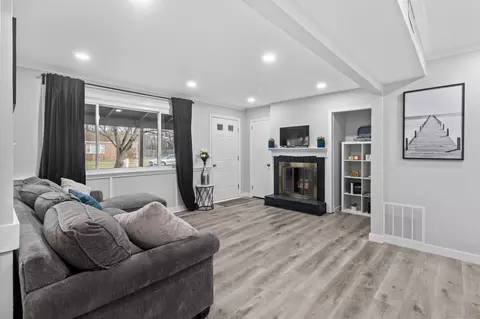 15 Woodford Dr, Bloomfield, CT 06002