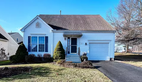 7 Heather Ln #7, Suffield, CT 06078