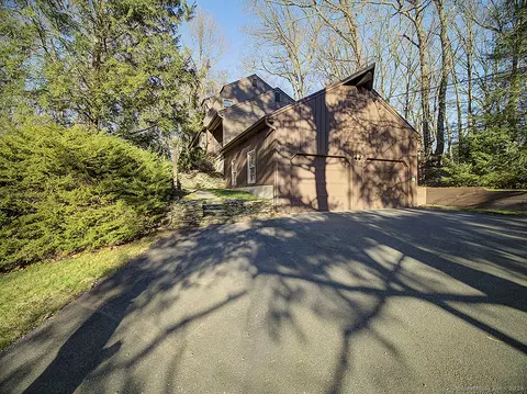 90 Mansfield Rd, North Haven, CT 06473