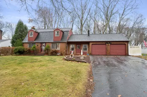 19 Inchcliffe Dr, Ledyard, CT 06335