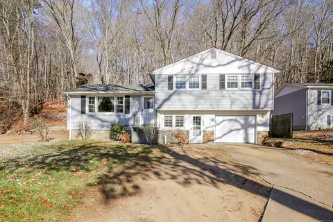 6 Glen Rd, Uncasville, CT 06382