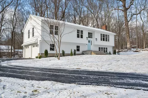 15 Senior Dr, Easton, CT 06612