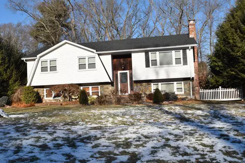 104 Woodmont Dr, East Hartford, CT 06118