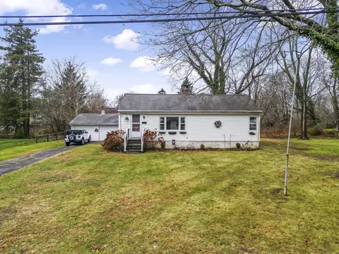 7 Ives Pl, Guilford, CT 06437