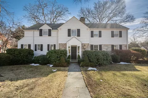 299 Bayberrie Dr, Stamford, CT 06902