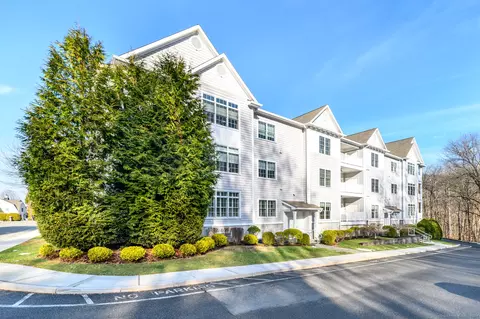 113 Still Water Cir #113, Brookfield, CT 06804