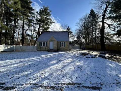 17 Brookdale Ave, Bloomfield, CT 06002