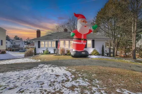 17 Lewis St, Middletown, CT 06457