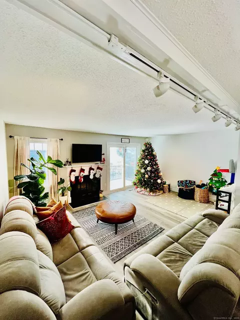 55 Mill Plain Rd #29-3, Danbury, CT 06811