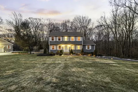 39 Quaker Ln, Trumbull, CT 06611