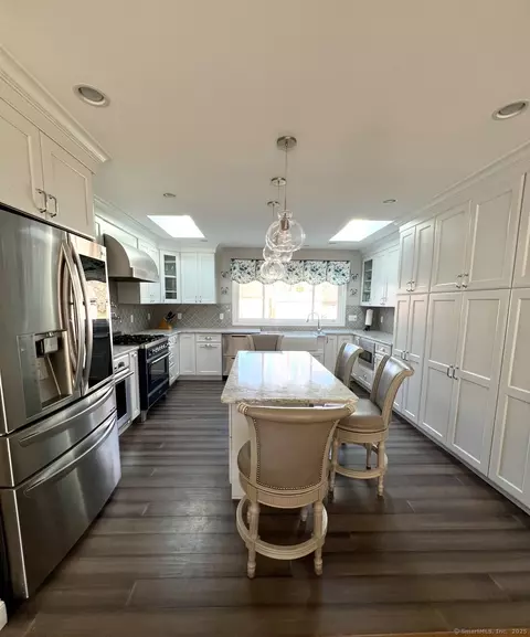 124 Boston Post Rd, Old Lyme, CT 06371