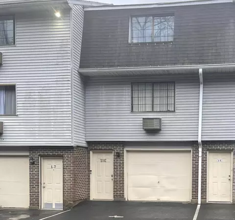 150 Mark Ln #L6, Waterbury, CT 06704