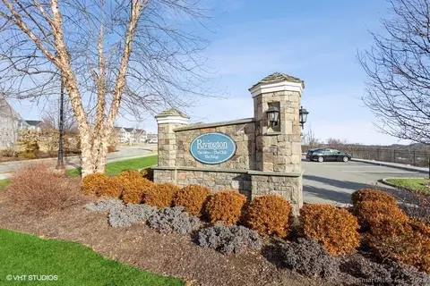 127 Center Meadow Ln #127, Danbury, CT 06810