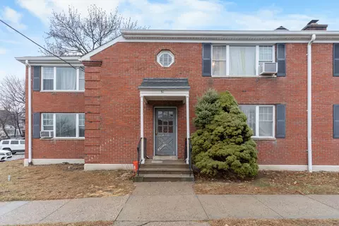 31 Oakview Cir #102, Bridgeport, CT 06604