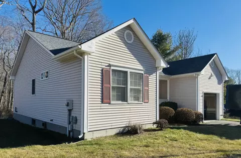 186 Heather Glen Ln, Groton, CT 06355