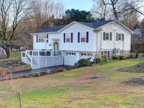 43 Bayberry Hill Rd, Norwich, CT 06360