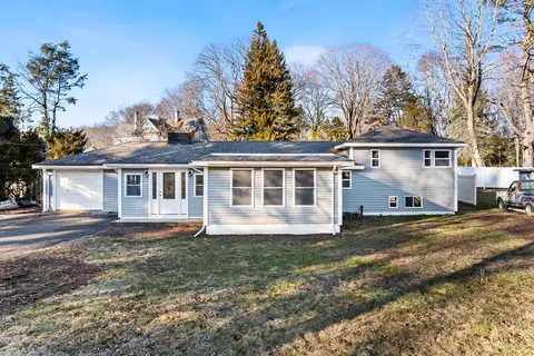 6 Rosemary Ln, Waterford, CT 06375