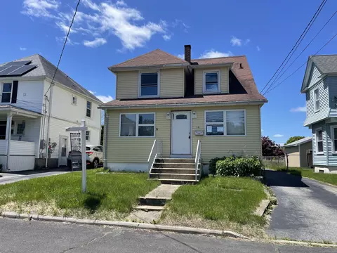 16 Clifton St, Waterford, CT 06385