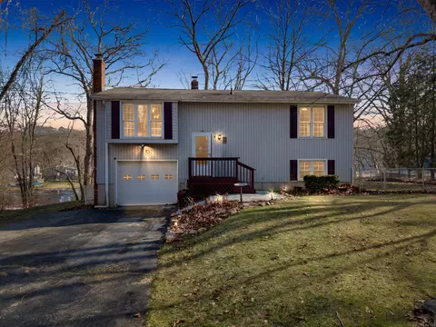 8 Woodland Ln, Gales Ferry, CT 06335