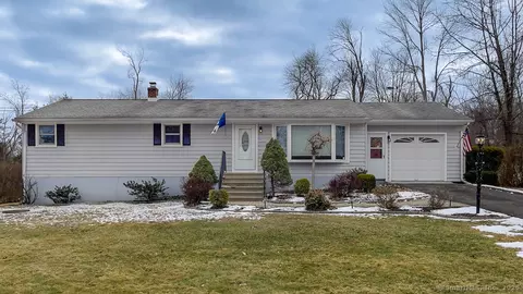 17 Woodview Dr, Brookfield, CT 06804
