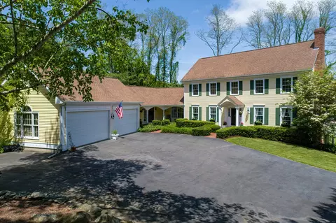 17 Lookout Hl, Essex, CT 06426
