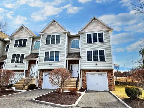 9 Old Oak Dr #401, Brookfield, CT 06804
