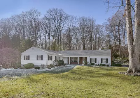 86 Chestnut Hill Ln, Stamford, CT 06903