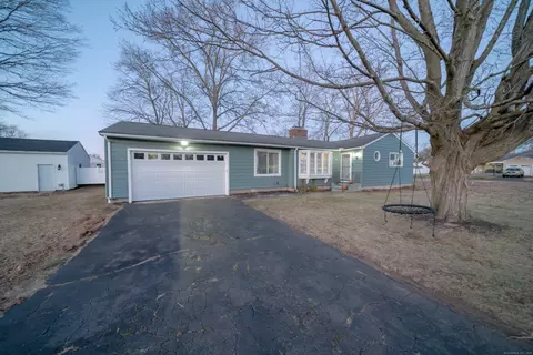 30 Raymond Pl, Cromwell, CT 06416