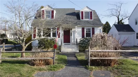 56 Greenway Rd, New London, CT 06320