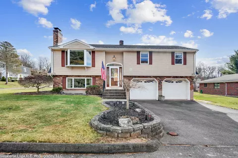 7 Fenwood Dr, Middletown, CT 06457