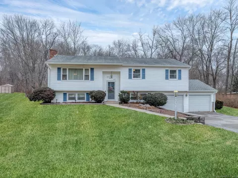 320 Wedgewood Dr, Naugatuck, CT 06770