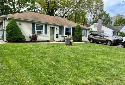 24 Hearthstone Ct, Stamford, CT 06902