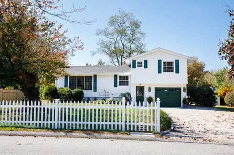 7 Benjamin Rd, Groton, CT 06355