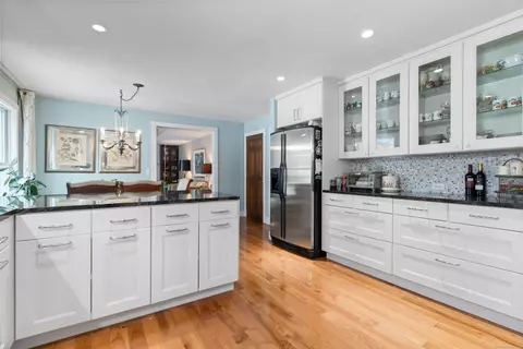 1 Albatross Dr, Ledyard, CT 06339